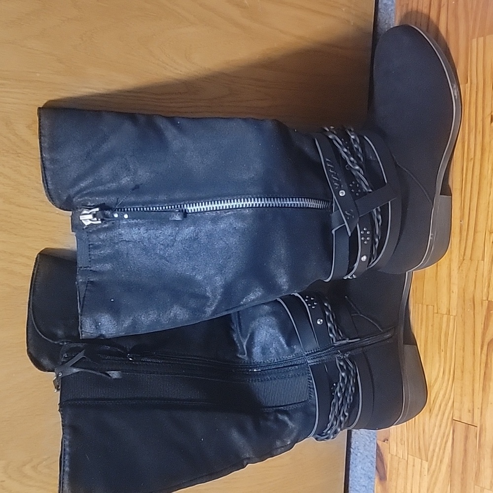 SO Boots Black 9 Wide. NEW